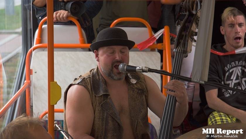 Plzní jezdila punková tramvaj: S.A.S. hráli pro nemocnou Kačenku