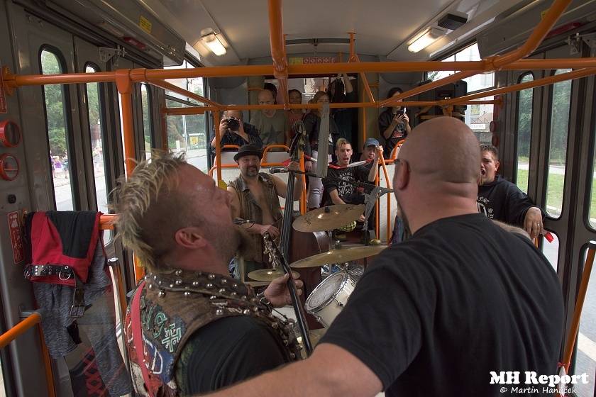 Plzní jezdila punková tramvaj: S.A.S. hráli pro nemocnou Kačenku