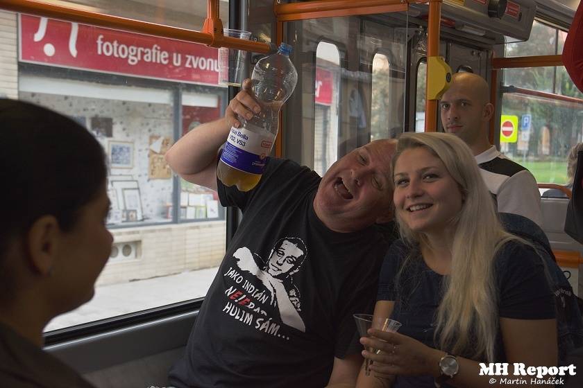 Plzní jezdila punková tramvaj: S.A.S. hráli pro nemocnou Kačenku