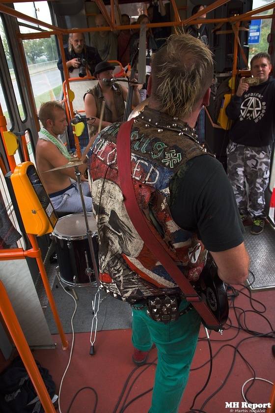 Plzní jezdila punková tramvaj: S.A.S. hráli pro nemocnou Kačenku