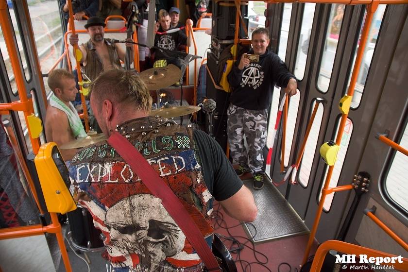 Plzní jezdila punková tramvaj: S.A.S. hráli pro nemocnou Kačenku