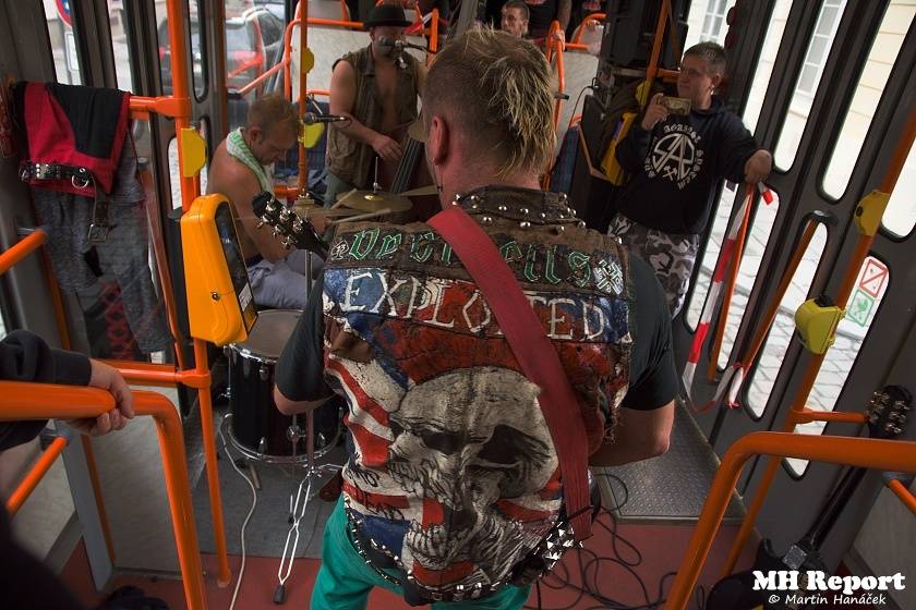 Plzní jezdila punková tramvaj: S.A.S. hráli pro nemocnou Kačenku