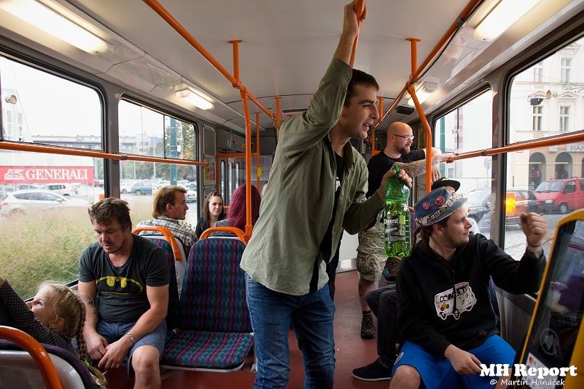 Plzní jezdila punková tramvaj: S.A.S. hráli pro nemocnou Kačenku