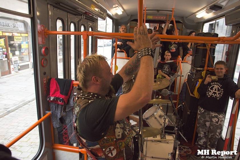 Plzní jezdila punková tramvaj: S.A.S. hráli pro nemocnou Kačenku