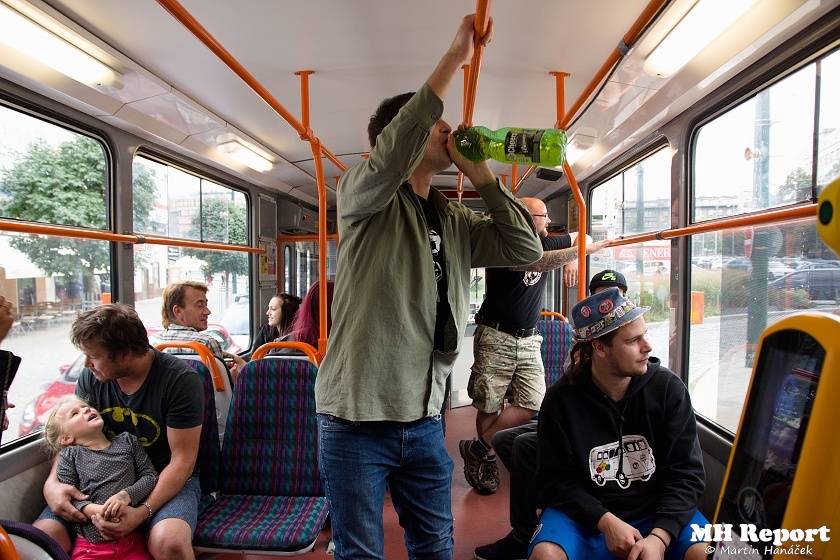 Plzní jezdila punková tramvaj: S.A.S. hráli pro nemocnou Kačenku