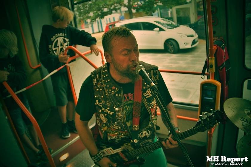 Plzní jezdila punková tramvaj: S.A.S. hráli pro nemocnou Kačenku