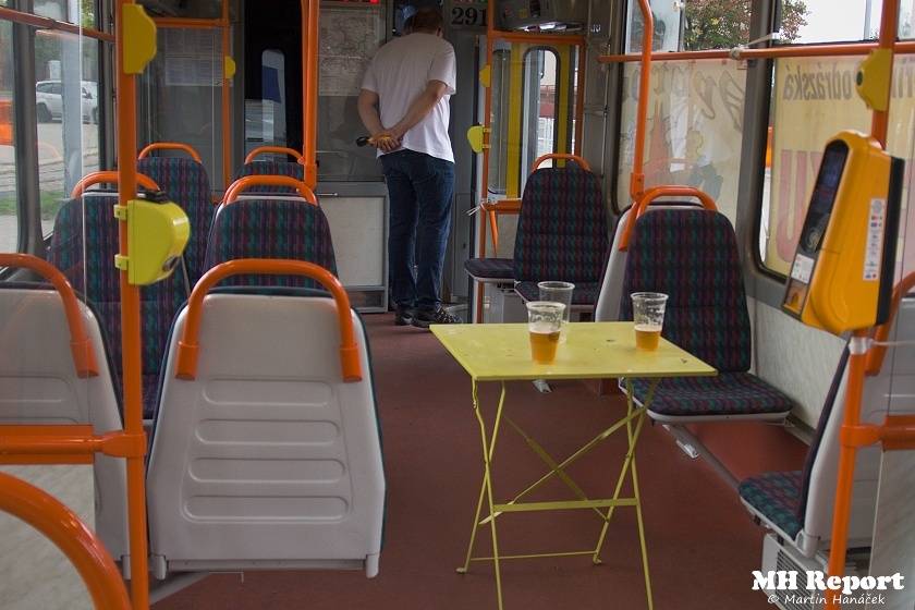 Plzní jezdila punková tramvaj: S.A.S. hráli pro nemocnou Kačenku