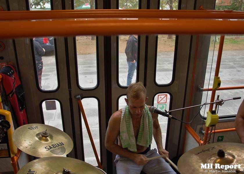 Plzní jezdila punková tramvaj: S.A.S. hráli pro nemocnou Kačenku