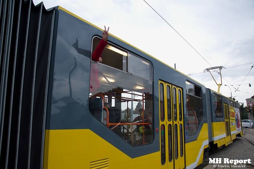 Plzní jezdila punková tramvaj: S.A.S. hráli pro nemocnou Kačenku