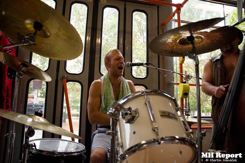 Plzní jezdila punková tramvaj: S.A.S. hráli pro nemocnou Kačenku