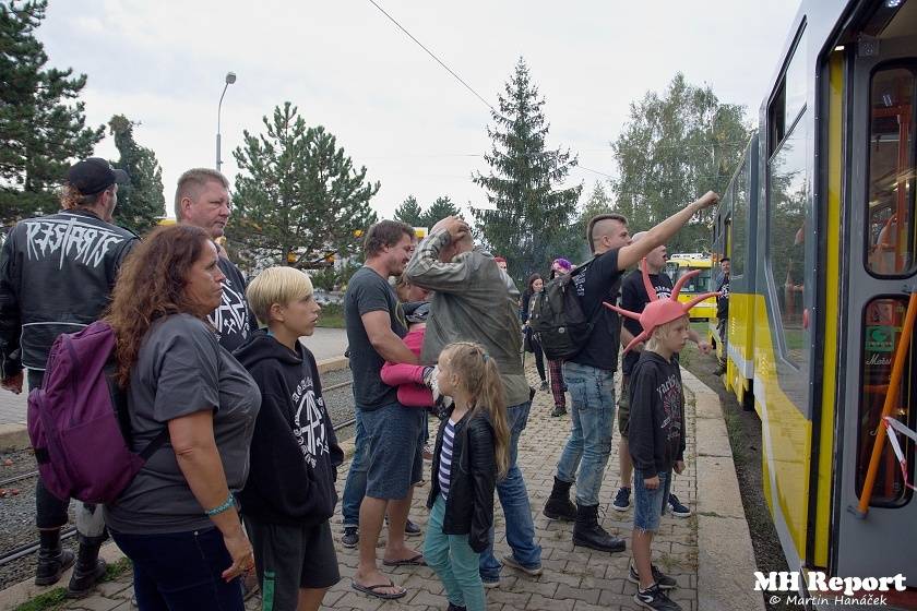 Plzní jezdila punková tramvaj: S.A.S. hráli pro nemocnou Kačenku