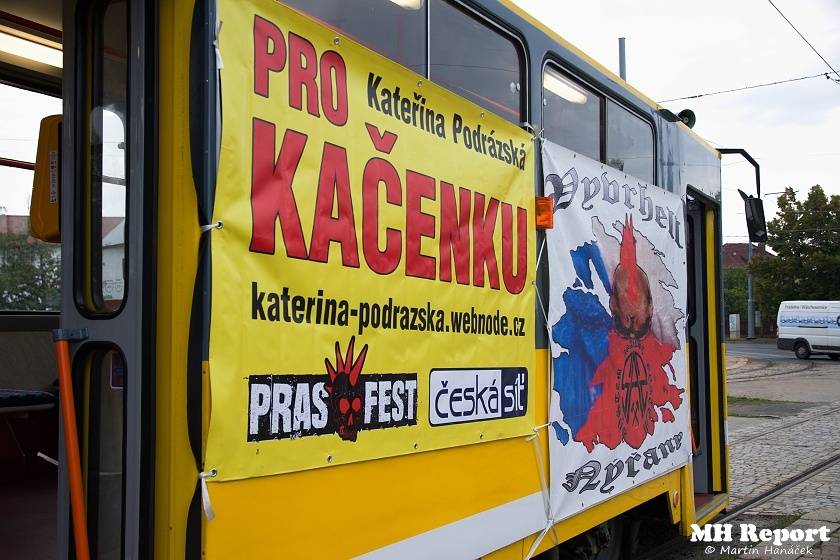 Plzní jezdila punková tramvaj: S.A.S. hráli pro nemocnou Kačenku