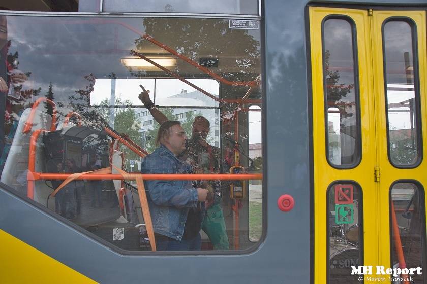 Plzní jezdila punková tramvaj: S.A.S. hráli pro nemocnou Kačenku