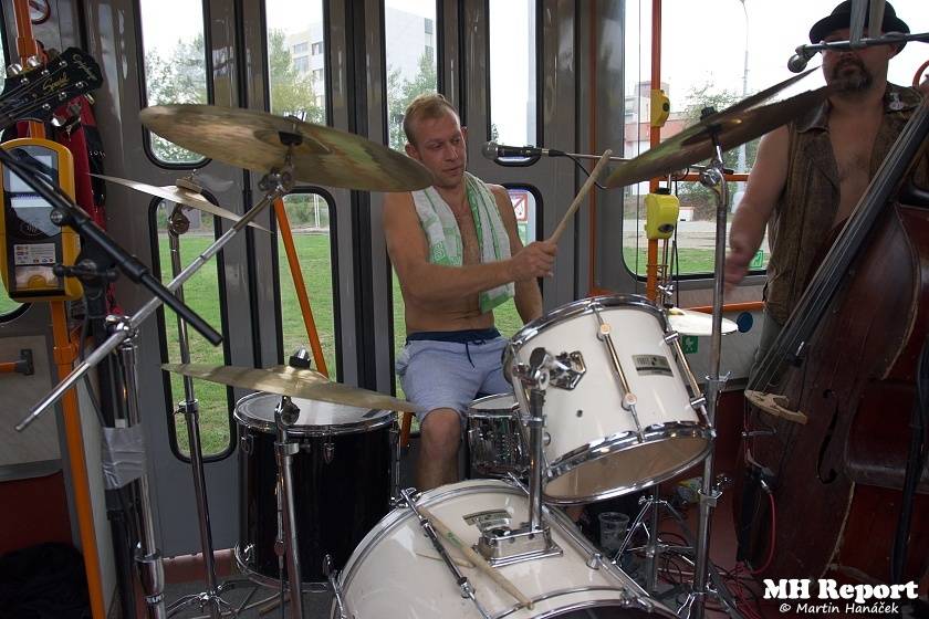 Plzní jezdila punková tramvaj: S.A.S. hráli pro nemocnou Kačenku