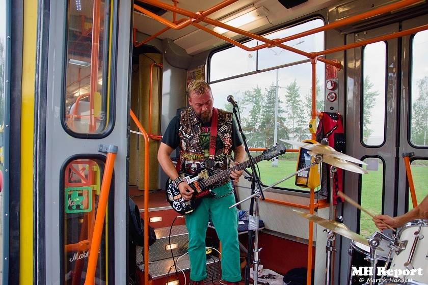 Plzní jezdila punková tramvaj: S.A.S. hráli pro nemocnou Kačenku