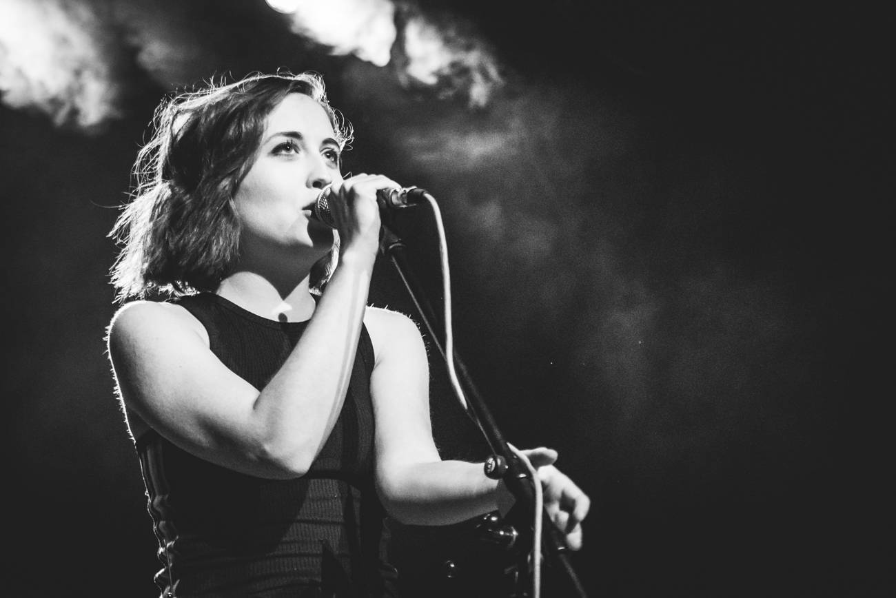 Alice Merton má za sebou pražskou premiéru. Vyprodanou Akropoli uchvátila