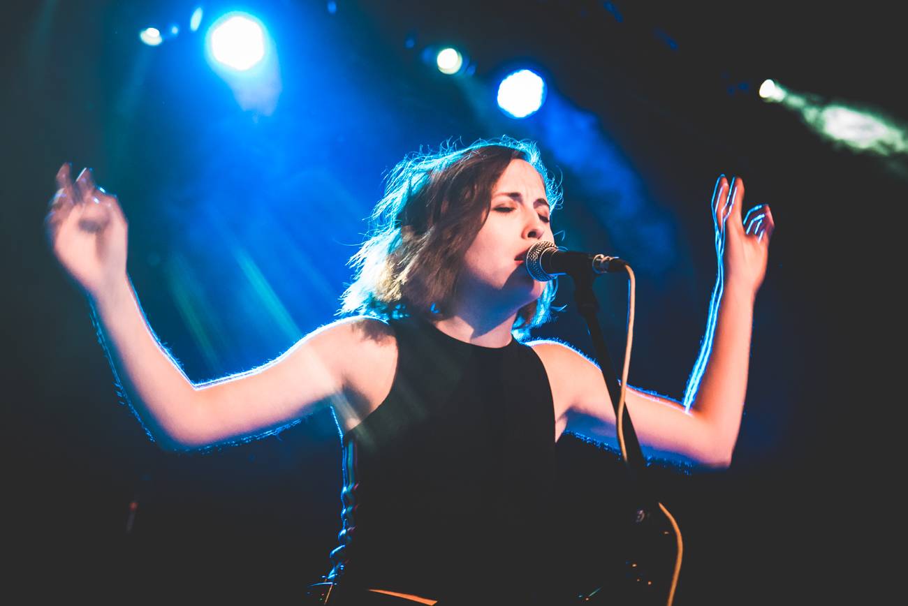 Alice Merton má za sebou pražskou premiéru. Vyprodanou Akropoli uchvátila