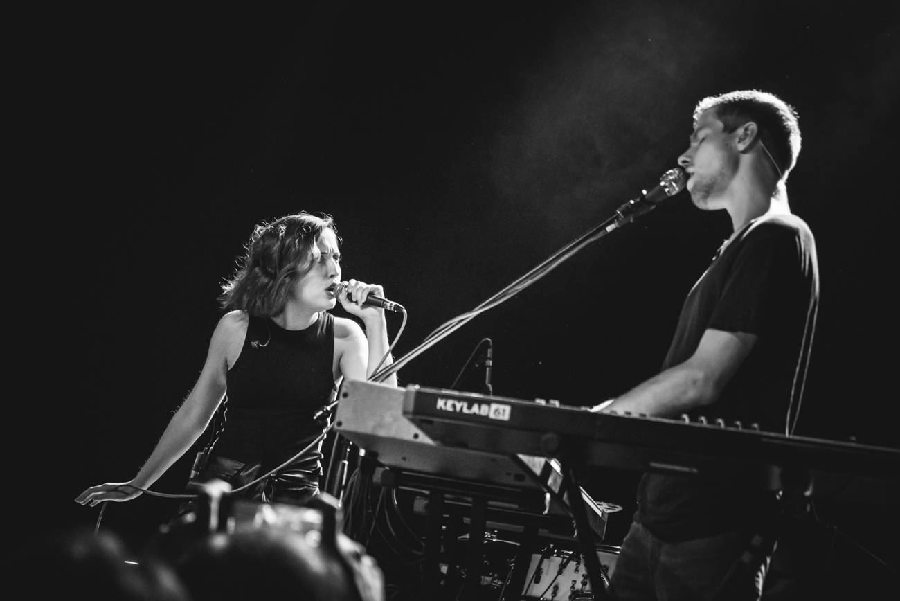 Alice Merton má za sebou pražskou premiéru. Vyprodanou Akropoli uchvátila