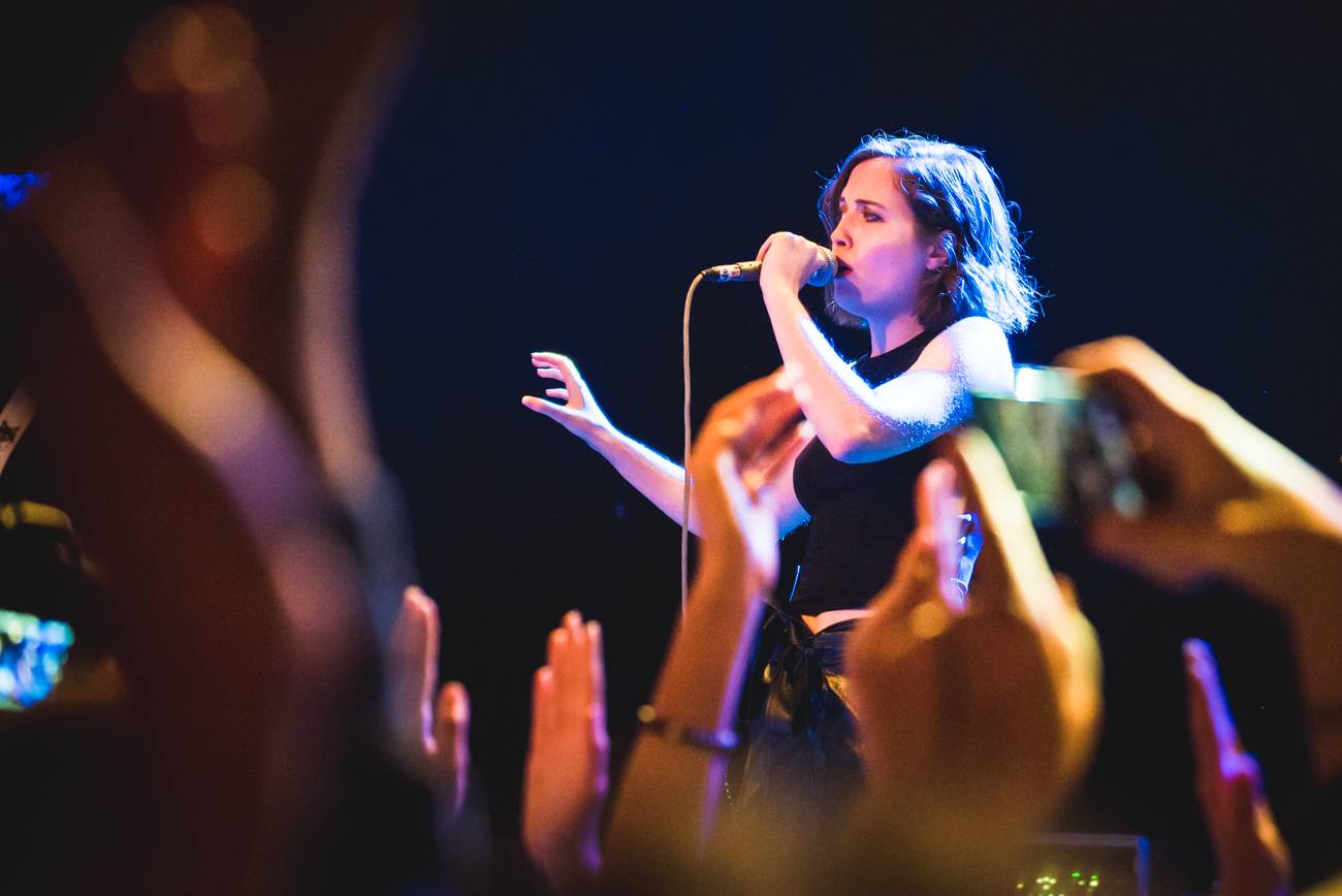 Alice Merton má za sebou pražskou premiéru. Vyprodanou Akropoli uchvátila