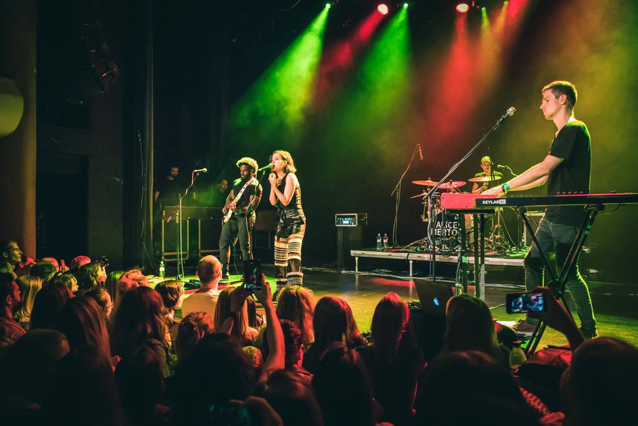 Alice Merton má za sebou pražskou premiéru. Vyprodanou Akropoli uchvátila