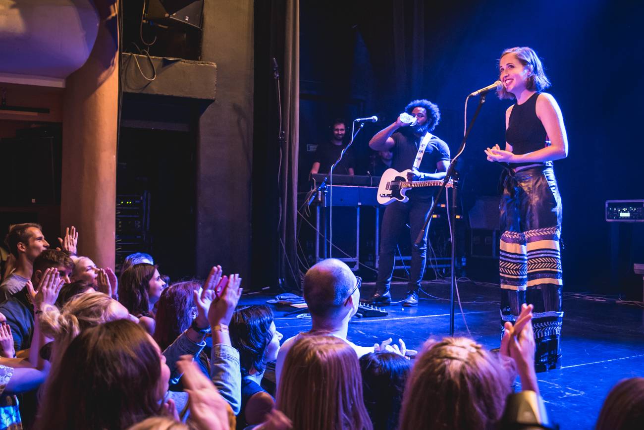 Alice Merton má za sebou pražskou premiéru. Vyprodanou Akropoli uchvátila