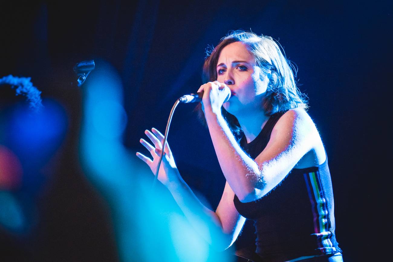 Alice Merton má za sebou pražskou premiéru. Vyprodanou Akropoli uchvátila