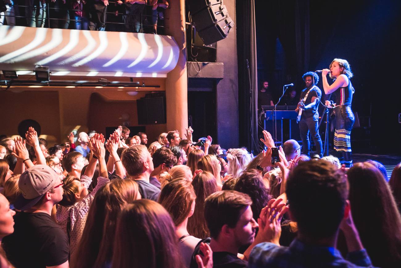 Alice Merton má za sebou pražskou premiéru. Vyprodanou Akropoli uchvátila