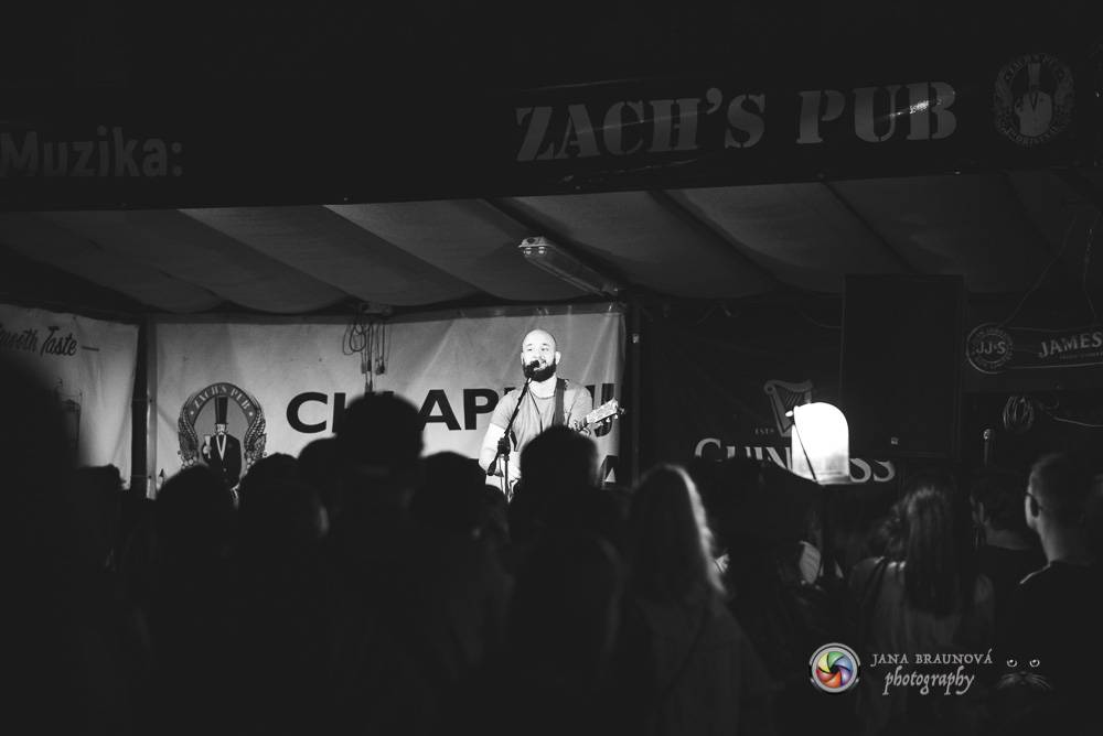 Pokáč vyprodal Zach's Pub v Plzni. Mezi písničkami vyprávěl vtipné historky