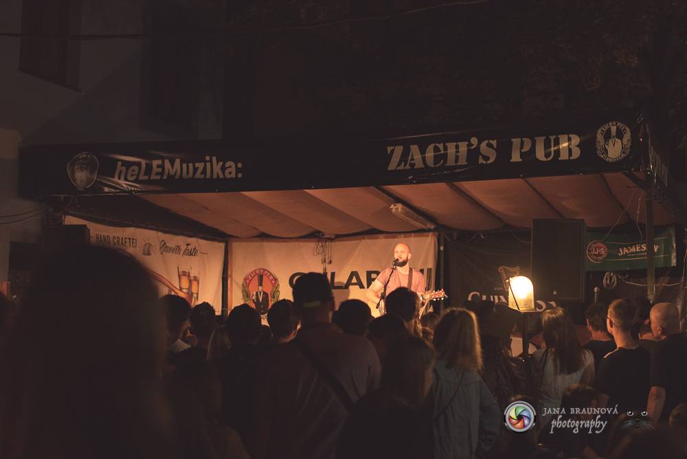 Pokáč vyprodal Zach's Pub v Plzni. Mezi písničkami vyprávěl vtipné historky
