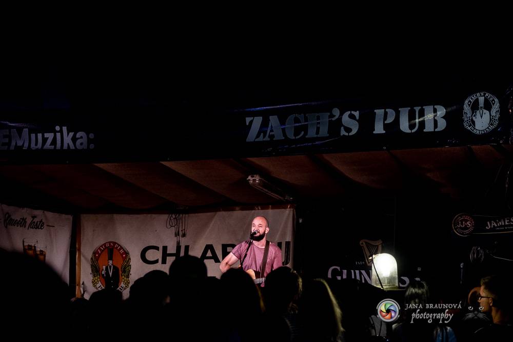 Pokáč vyprodal Zach's Pub v Plzni. Mezi písničkami vyprávěl vtipné historky