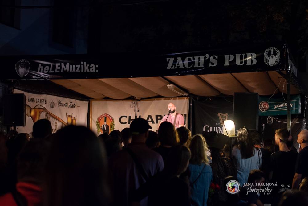 Pokáč vyprodal Zach's Pub v Plzni. Mezi písničkami vyprávěl vtipné historky