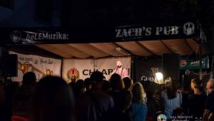 Pokáč vyprodal Zach's Pub v Plzni. Mezi písničkami vyprávěl vtipné historky