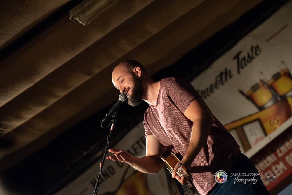 Pokáč vyprodal Zach's Pub v Plzni. Mezi písničkami vyprávěl vtipné historky