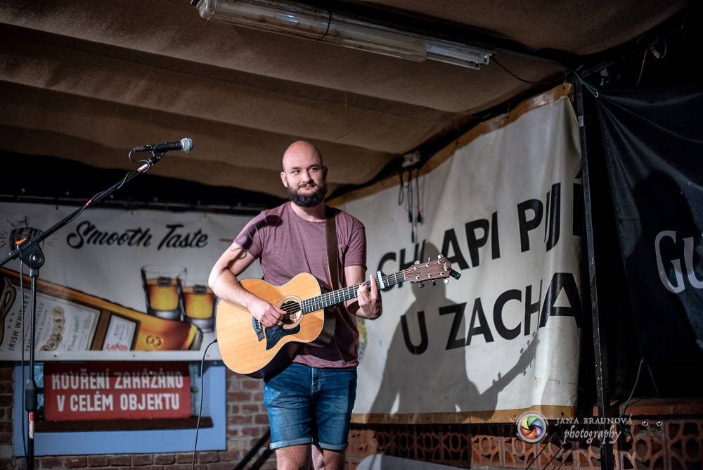 Pokáč vyprodal Zach's Pub v Plzni. Mezi písničkami vyprávěl vtipné historky