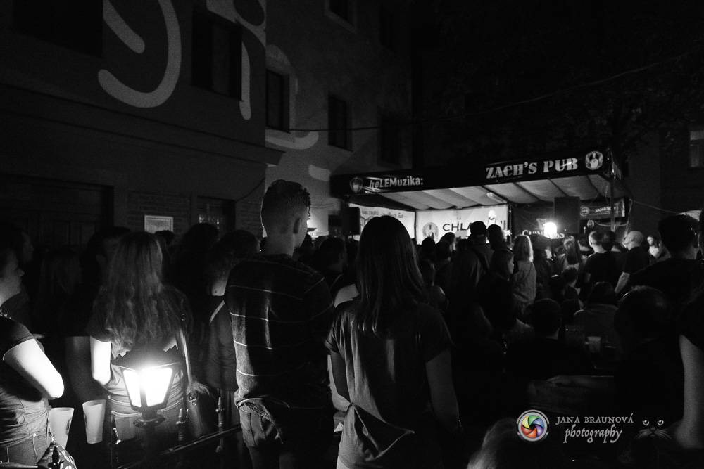 Pokáč vyprodal Zach's Pub v Plzni. Mezi písničkami vyprávěl vtipné historky