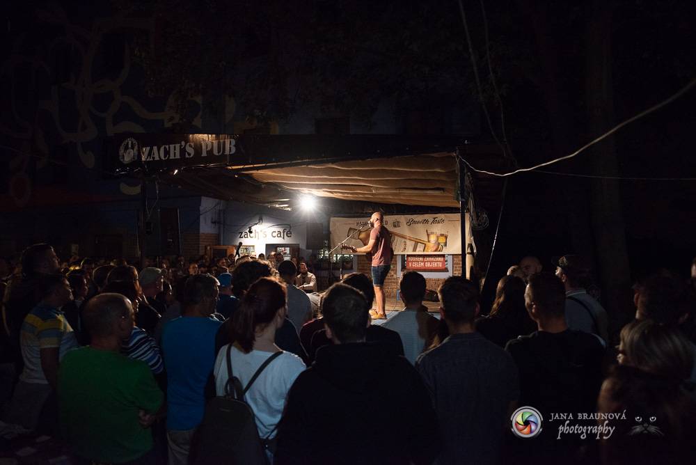 Pokáč vyprodal Zach's Pub v Plzni. Mezi písničkami vyprávěl vtipné historky