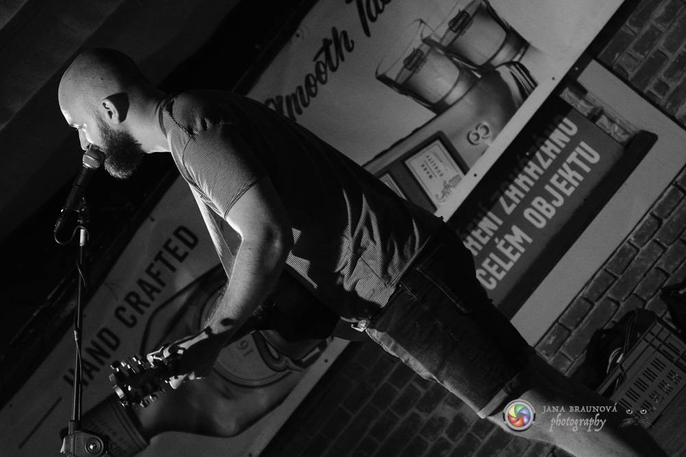 Pokáč vyprodal Zach's Pub v Plzni. Mezi písničkami vyprávěl vtipné historky