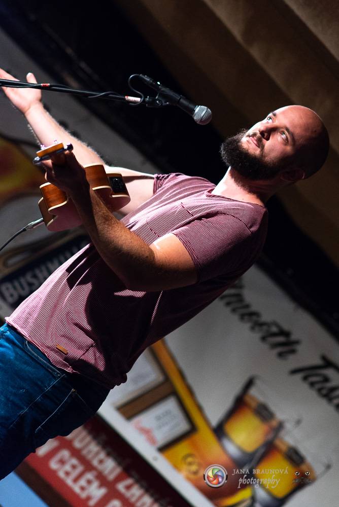 Pokáč vyprodal Zach's Pub v Plzni. Mezi písničkami vyprávěl vtipné historky