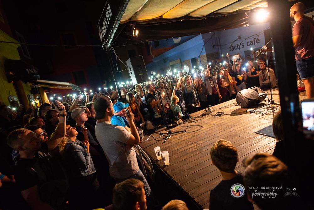 Pokáč vyprodal Zach's Pub v Plzni. Mezi písničkami vyprávěl vtipné historky