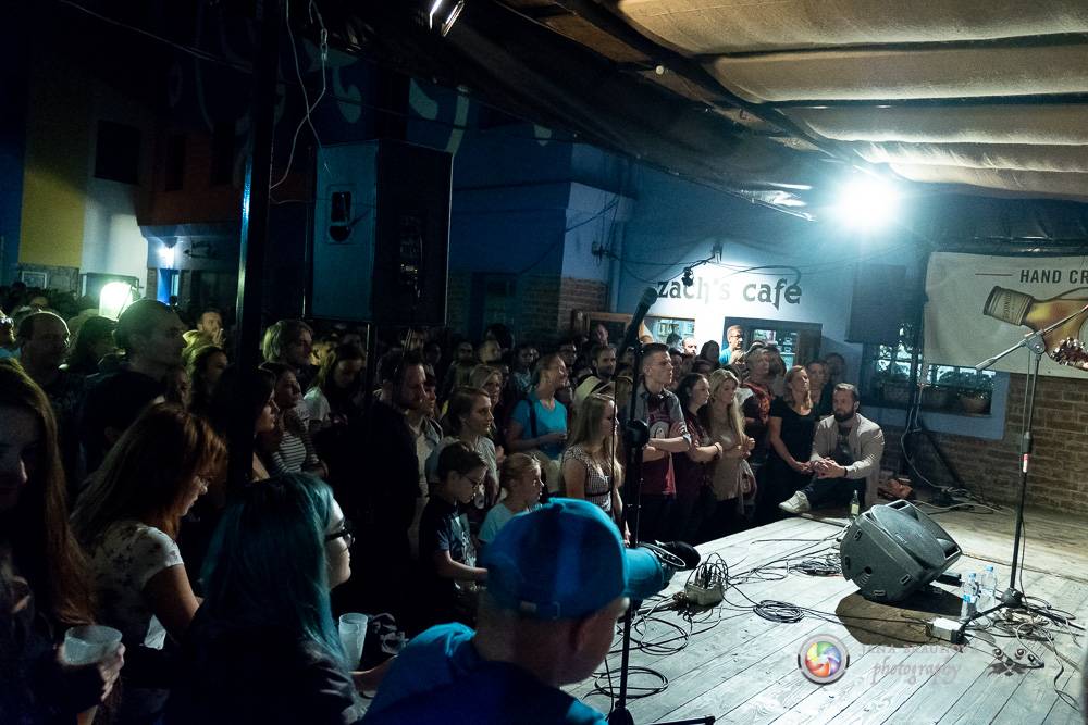 Pokáč vyprodal Zach's Pub v Plzni. Mezi písničkami vyprávěl vtipné historky