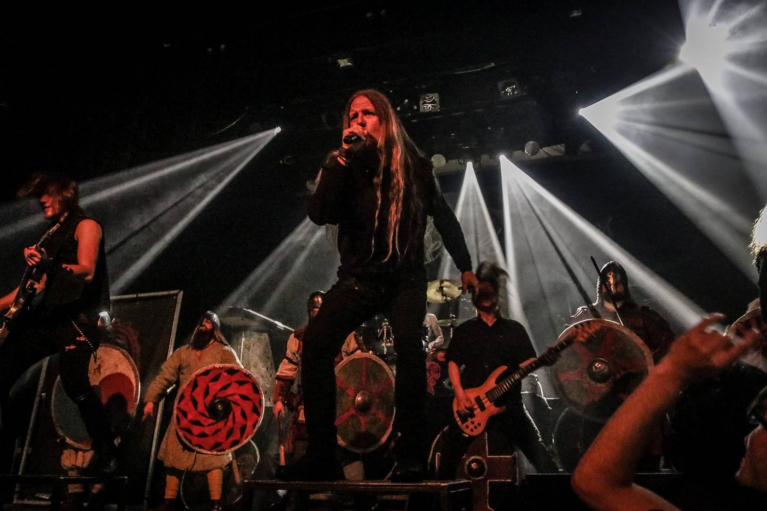 Metalová jízda v Praze: Kamelot a Leaves' Eyes se zastavili v Paláci Akropolis