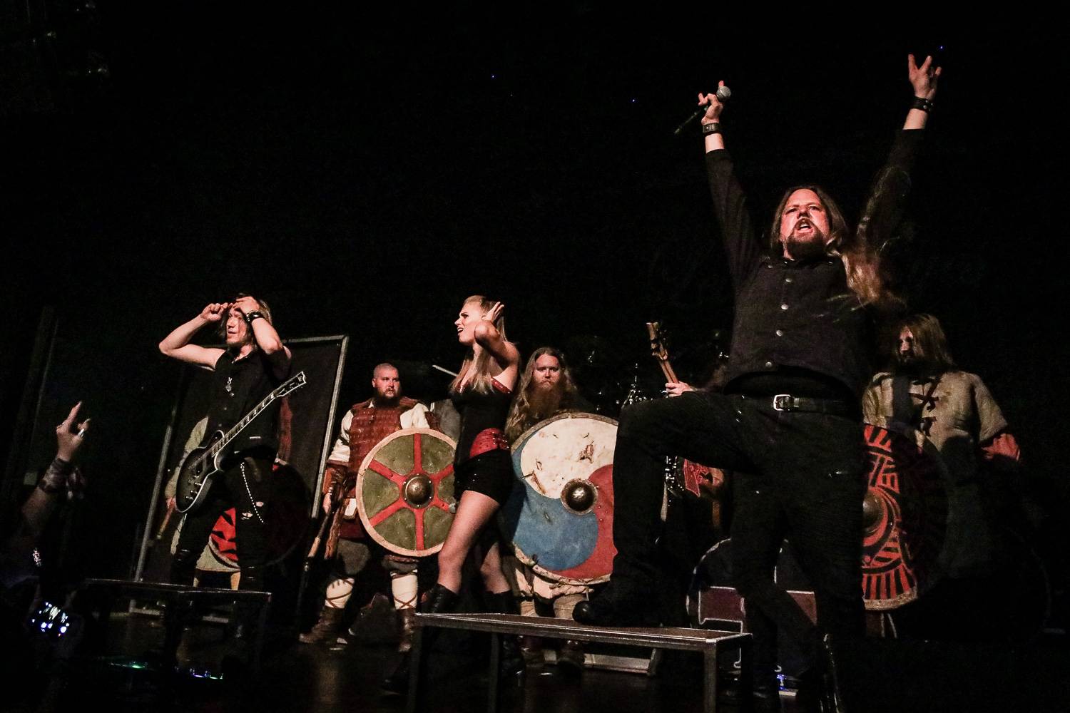 Metalová jízda v Praze: Kamelot a Leaves' Eyes se zastavili v Paláci Akropolis