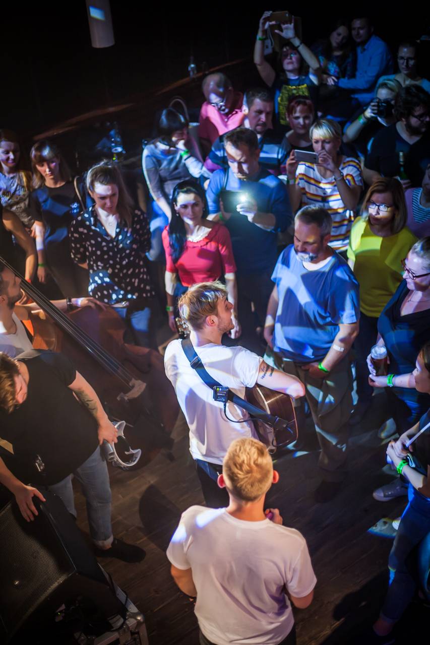 Thom Artway zazpíval v Plzni novinky z alba All I Know. Vyrazil i mezi diváky