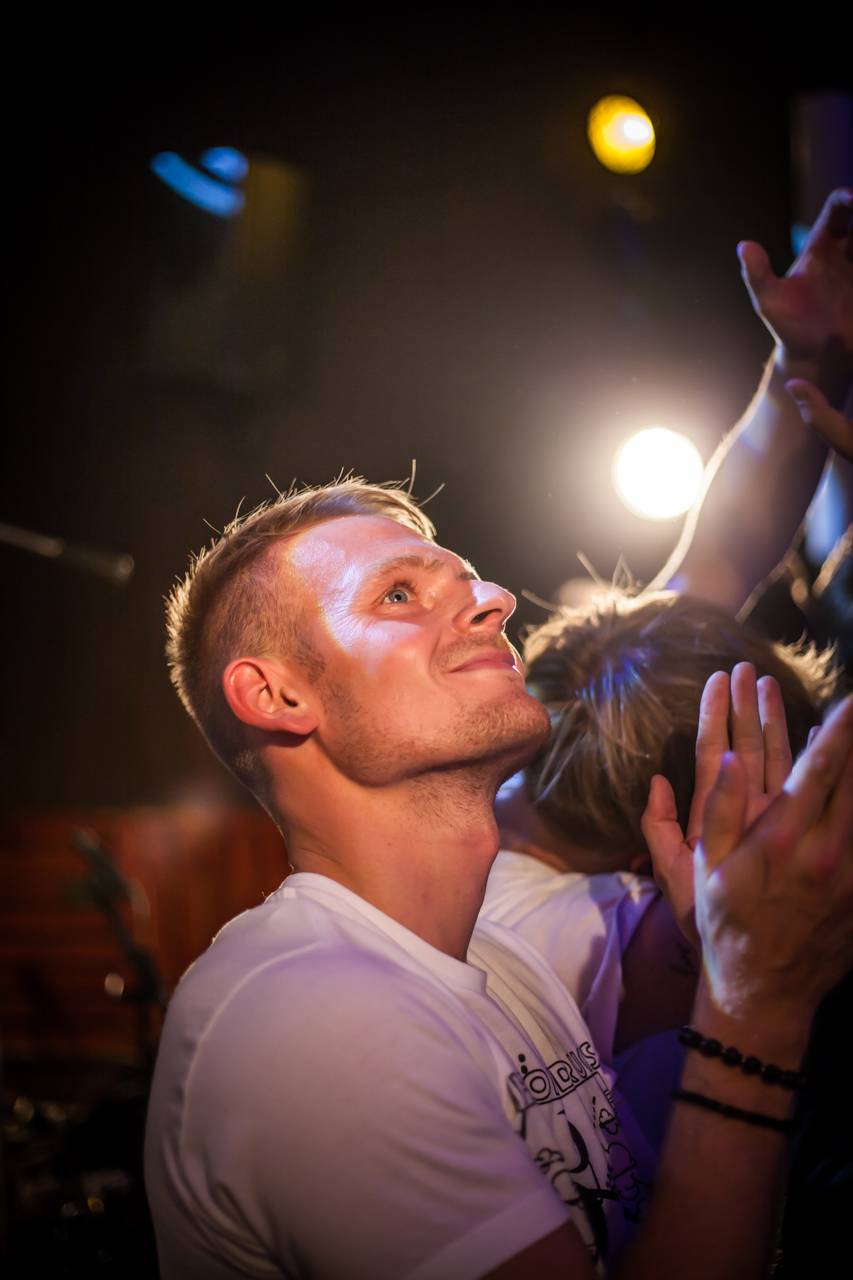 Thom Artway zazpíval v Plzni novinky z alba All I Know. Vyrazil i mezi diváky