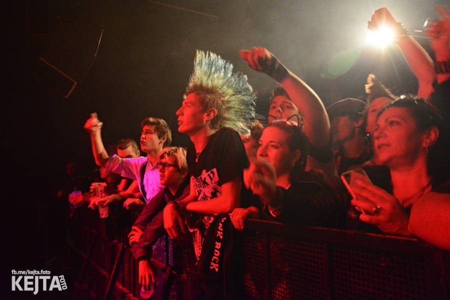 Králové punkového kabaretu The Adicts se vrátili do Prahy