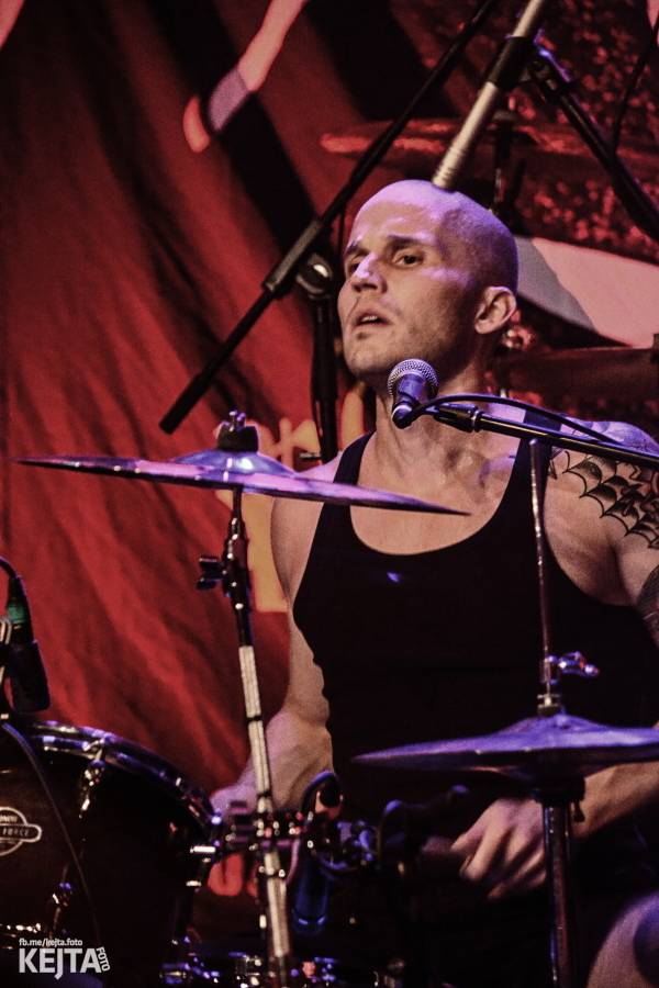 Králové punkového kabaretu The Adicts se vrátili do Prahy