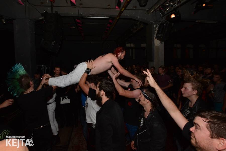 Králové punkového kabaretu The Adicts se vrátili do Prahy