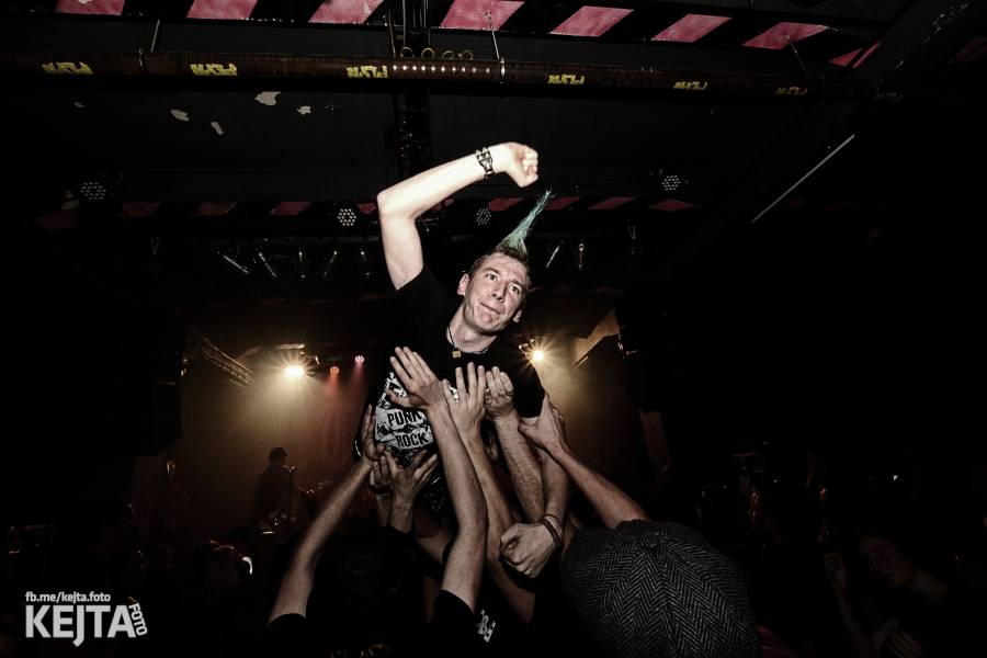 Králové punkového kabaretu The Adicts se vrátili do Prahy