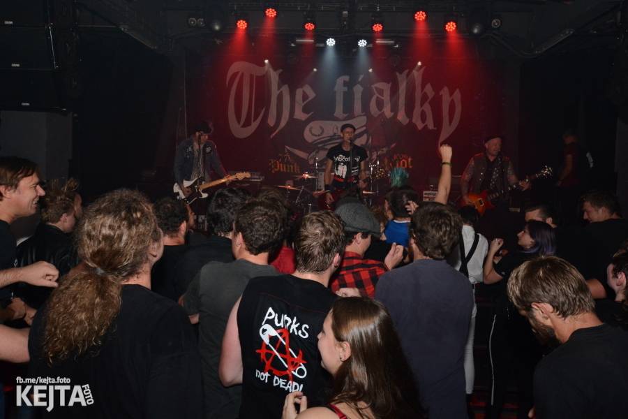 Králové punkového kabaretu The Adicts se vrátili do Prahy