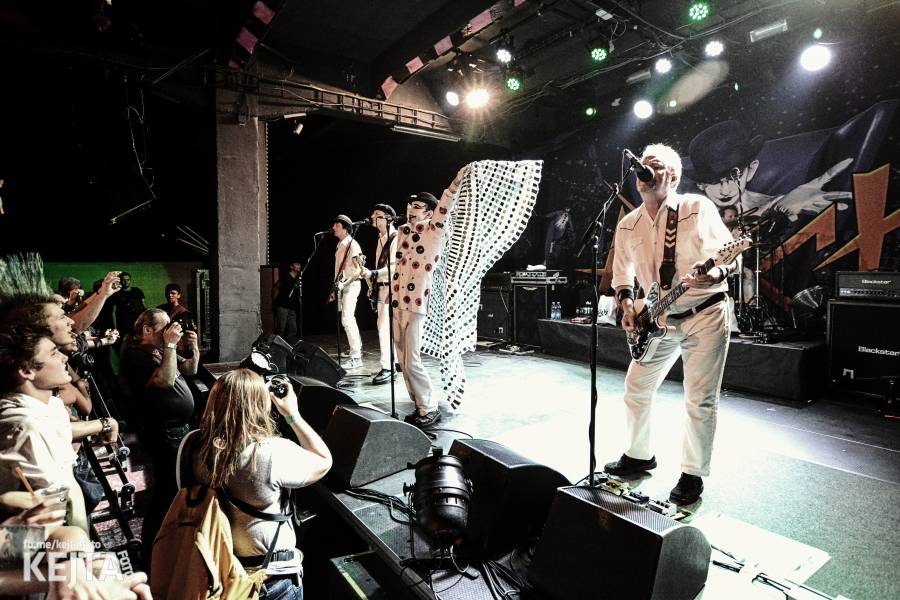 Králové punkového kabaretu The Adicts se vrátili do Prahy